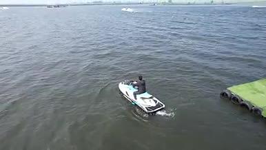 无人机航拍摩托艇水上运动3视频的预览图